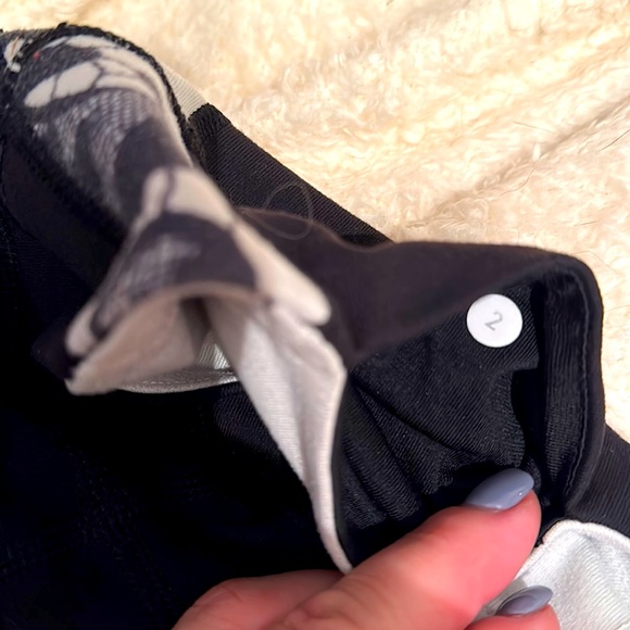 Lululemon leggings black with lace stripe good condition size 2 - Picture 3 of 4